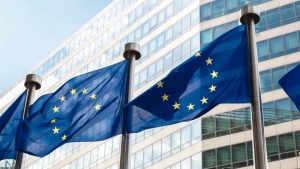 Bandeiras dos países da União Europeia hasteadas na sede da Comissão Europeia em Bruxelas.