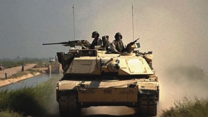 Tanque de guerra M1A1 do Exército dos EUA no Iraque em 2004.