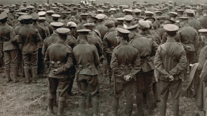 Uma fotografia velha de WWI que mostra uma missa no campo com os soldados que olham um padre.