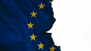 Bandeira da União Europeia rasgada.