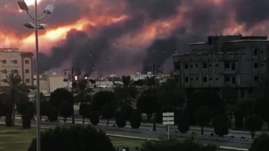 Uma instalação de petróleo saudita queimando após um ataque iraniano.