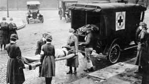 Enfermeiras transportam uma vítima da gripe espanhola em 1918.