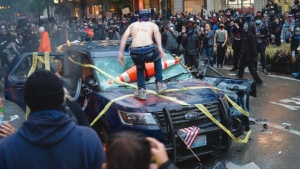 Manifestantes destroem um veículo da polícia em Seattle.