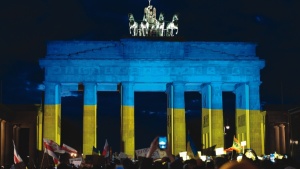 Em Berlim, manifestantes alemães protestam em solidariedade à Ucrânia em frente ao famoso portão de Brandemburgo, iluminado com as cores da bandeira ucraniana.