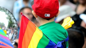 Uma criança em uma Parada do Orgulho LGBT. 