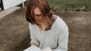 Uma mulher lendo a Bíblia.