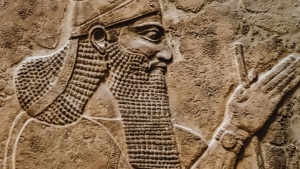 Relevo com uma representação do monarca assírio Tiglate-Pileser III encontrado em seu palácio em Nimrud, vinte e seis séculos após ter invadido Israel por volta de 745 a.C.