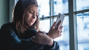 Não há evidências suficientes que mostrem que o uso de redes sociais seja seguro, mas há cada vez mais indícios de que isso afeta negativamente a saúde mental.