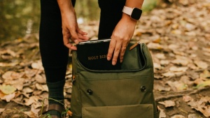 Uma pessoa tirando sua Bíblia da mochila.