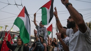 Pessoas comemorando na Faixa de Gaza.