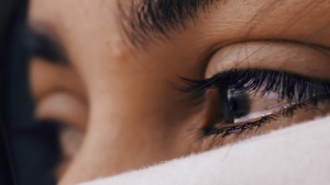 Um close dos olhos de uma mulher chorando.