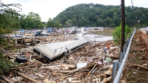 O rio Rocky Broad fez o Lago Lure transbordar e inundar a cidade com detritos da vila de Chimney Rock, Carolina do Norte, após as fortes chuvas do Furacão Helene em 28 de setembro de 2024.