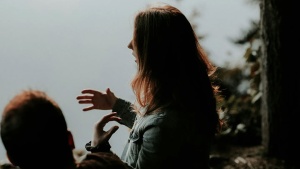 foto de mulher conversando com um homem