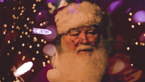 Uma pessoa vestida como Papai Noel.