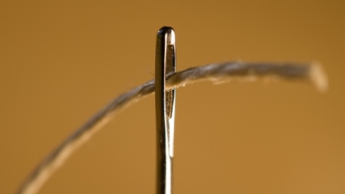 Uma linha passando pelo buraco de uma agulha.