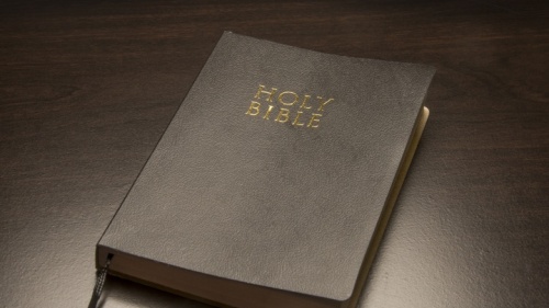 Uma Bíblia sobre a mesa.