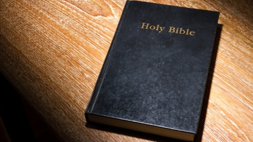 A Bíblia sobre uma mesa.