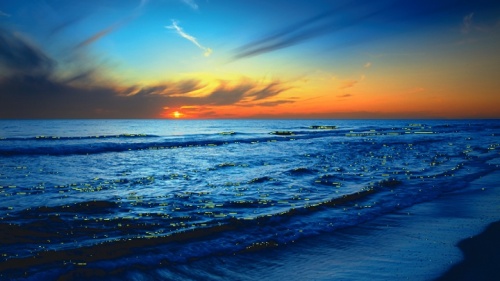 O nascer do sol sobre um lindo oceano azul.