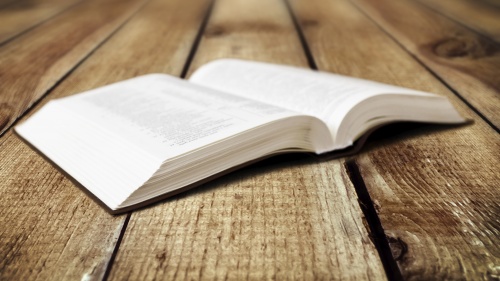 Una Biblia abierta puesta sobre una mesa.