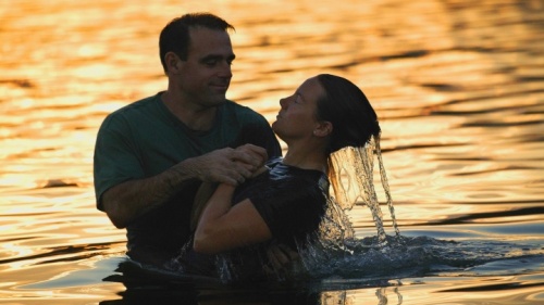 Um batismo nas águas.