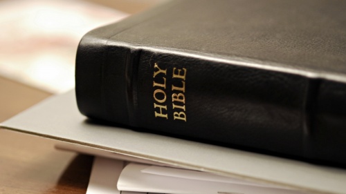 Uma Bíblia sobre uma pilha de papéis.