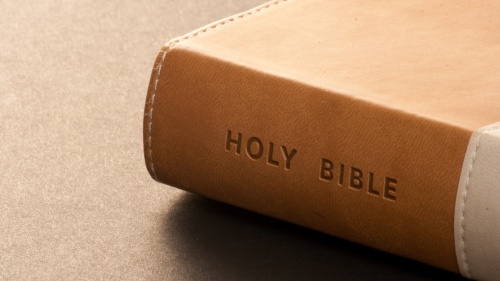 Uma Bíblia em uma mesa.