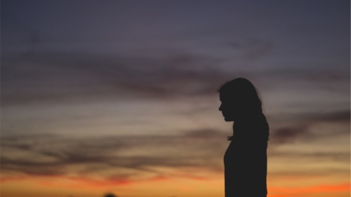 Silouette de uma mulher.