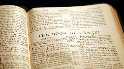 Uma Bíblia aberta no livro de Daniel.