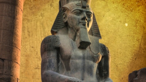 Colosso de Ramsés II (feito em granito negro) no Templo de Luxor (Egito)