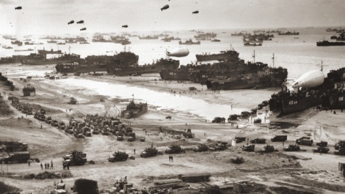 Com a cabeça de praia da Normandia assegurada, um grande número de tropas aliadas e veículos militares inundam a costa.