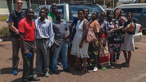 O autor e sua esposa Megan, na parte traseira esquerda e direita, se despedem no aeroporto de Malawi, na África, antes de voltar para a América.