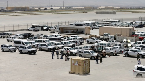 Soldados afegãos inspecionam alguns dos milhares de veículos americanos abandonados na retirada americana da Base Aérea de Bagram, Afeganistão, em julho de 2021.