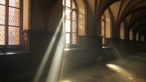 Raios de sol brilhando através das janelas duma velha igreja