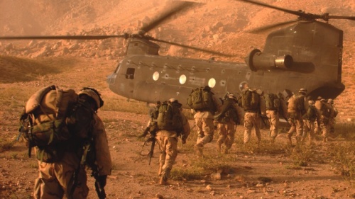 Tropas do Exército dos EUA embarcam um helicóptero Chinook nas montanhas escarpadas da província de Zabul, Afeganistão, nos primeiros anos da guerra.