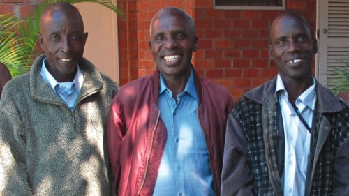 Joseph Kaputula (à esquerda) e os irmãos Christopher e Samuel Ndu ngyuyonga.