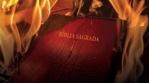 Uma Bíblia em chamas.