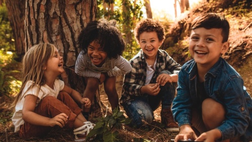Um grupo de crianças brincando em um bosque.