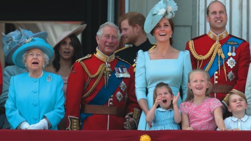 Quatro gerações da família real britânica assistindo a um desfile da frota aérea na varanda do Palácio de Buckingham.