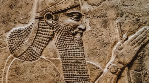 Relevo com uma representação do monarca assírio Tiglate-Pileser III encontrado em seu palácio em Nimrud, vinte e seis séculos após ter invadido Israel por volta de 745 a.C.
