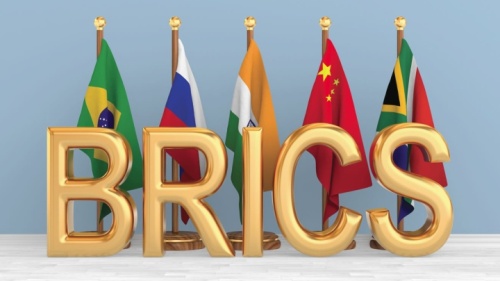 Letras da sigla BRICS com bandeiras dos países-membros ao fundo