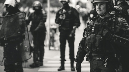 Um batalhão de polícia de choque.