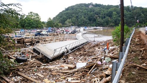O rio Rocky Broad fez o Lago Lure transbordar e inundar a cidade com detritos da vila de Chimney Rock, Carolina do Norte, após as fortes chuvas do Furacão Helene em 28 de setembro de 2024.