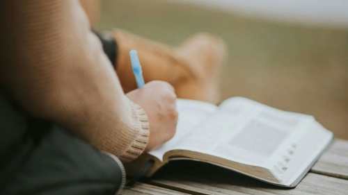 A liderança servidora baseada na humildade, integridade e foco em servir aos outros é o modelo bíblico para os líderes que fazem a diferença em todas as áreas da vida.