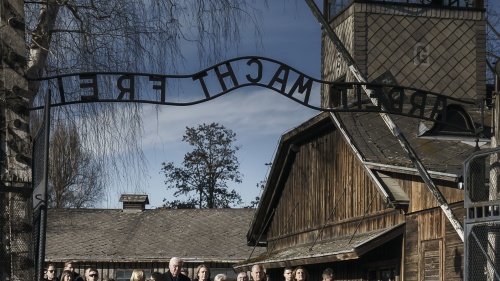  Delegados da Alemanha e de outras nações visitam Auschwitz em 27 de janeiro de 2025, o 80º aniversário de sua libertação.