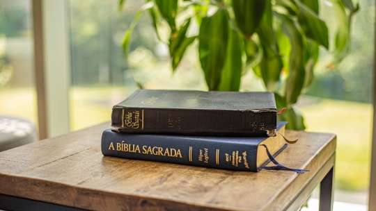 Uma Bíblia.