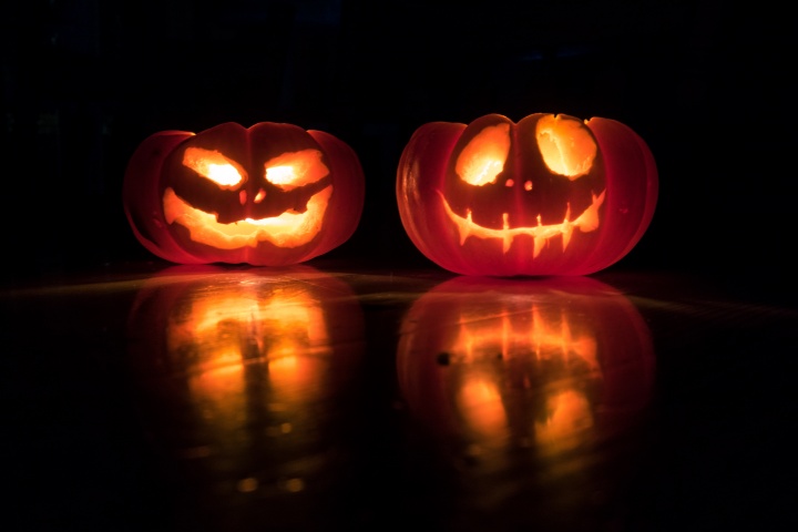 As celebrações modernas do Halloween podem parecer superficialmente inofensivas, mas as implicações espirituais de se envolver com o mundo espiritual são extremamente sérias. Lanterna de abóbora
