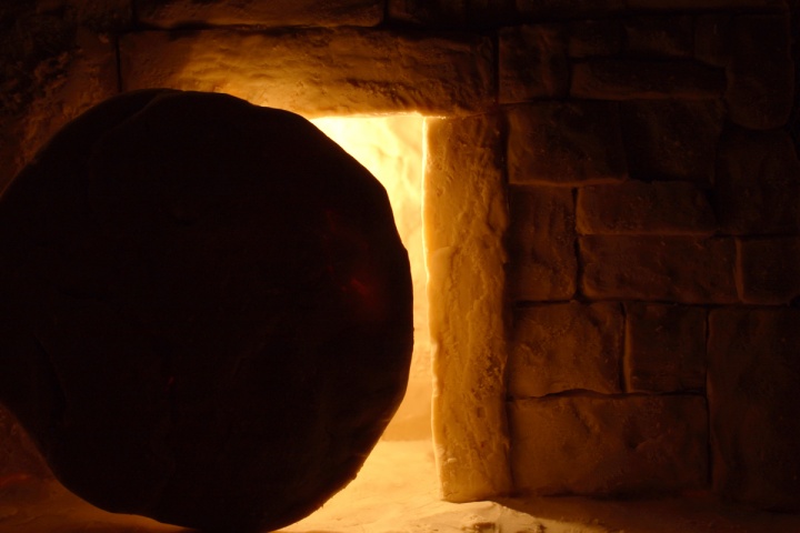 Uma pedra redonda na frente duma tumba.