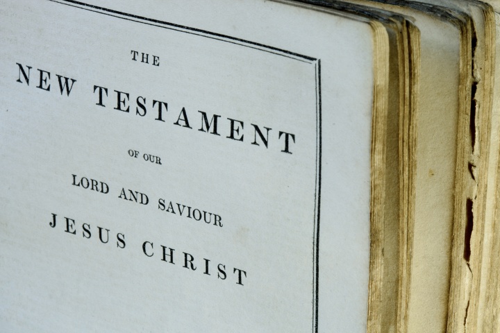 Uma Bíblia aberta ao início do Novo Testamento.