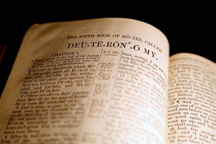 Uma Bíblia aberta no Livro de Deuteronômio.