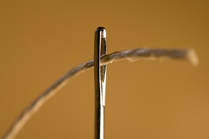 Uma linha passando pelo buraco de uma agulha.